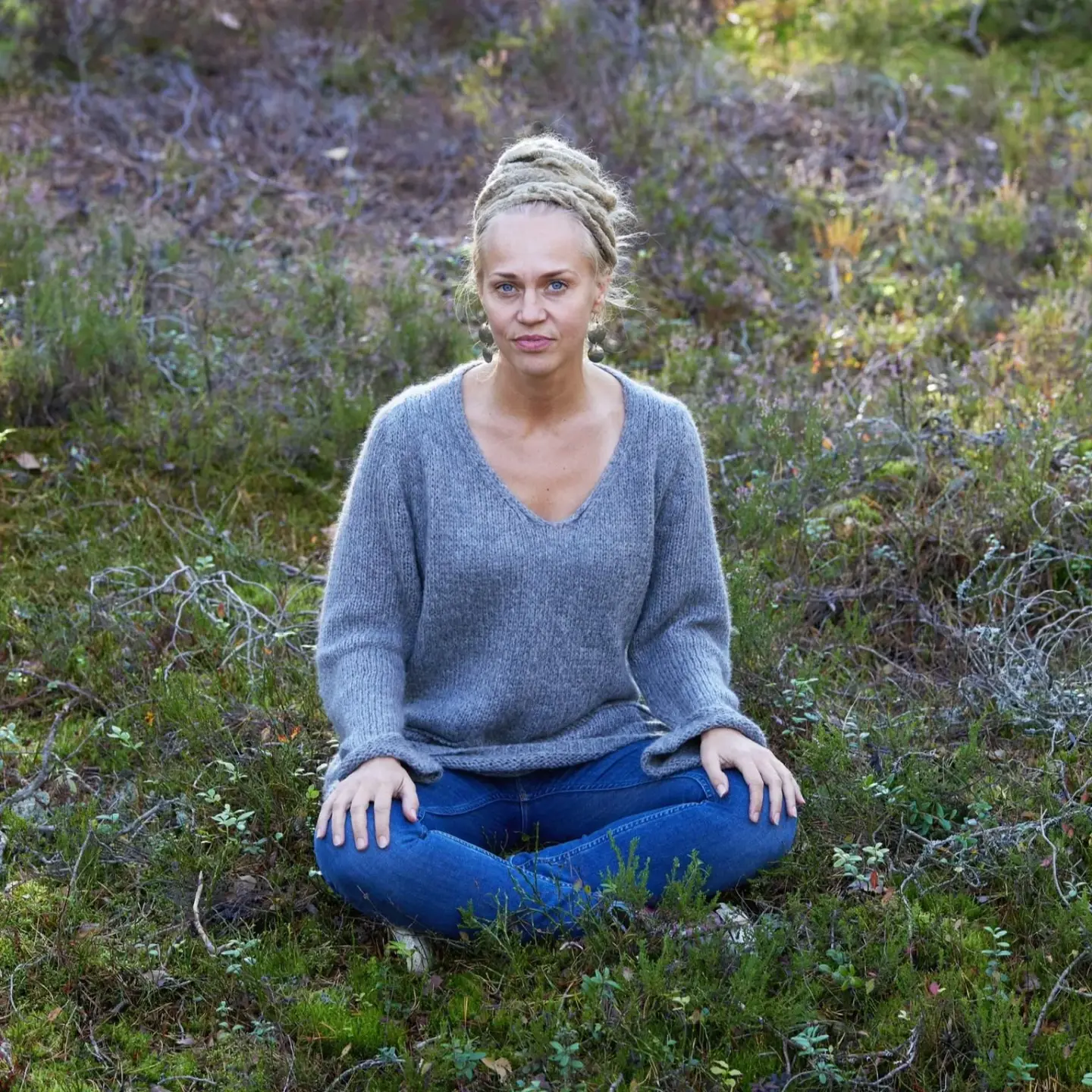 Anu Castaneda niityllä.